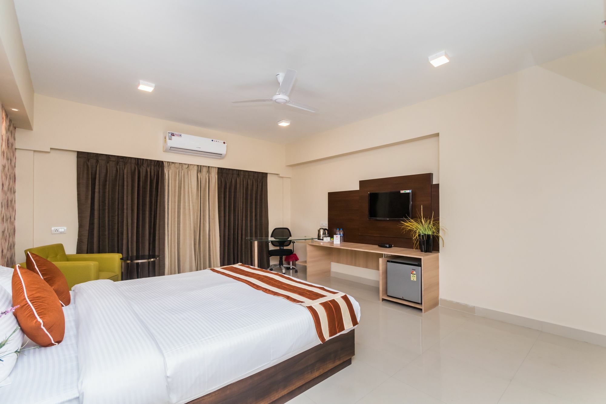 Capital O 10212 Hotel West Willows Xanadu Kalküta Dış mekan fotoğraf
