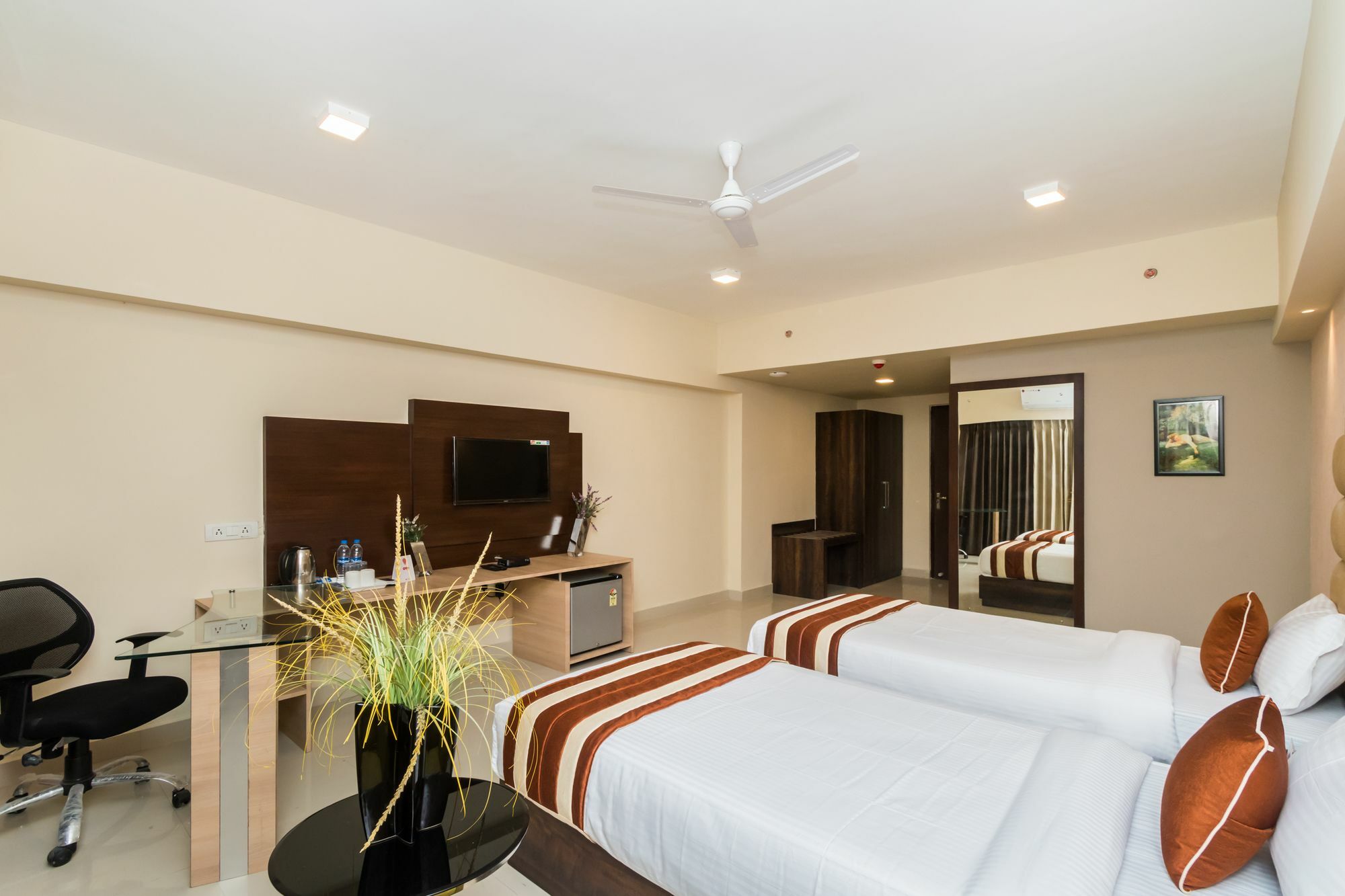 Capital O 10212 Hotel West Willows Xanadu Kalküta Dış mekan fotoğraf
